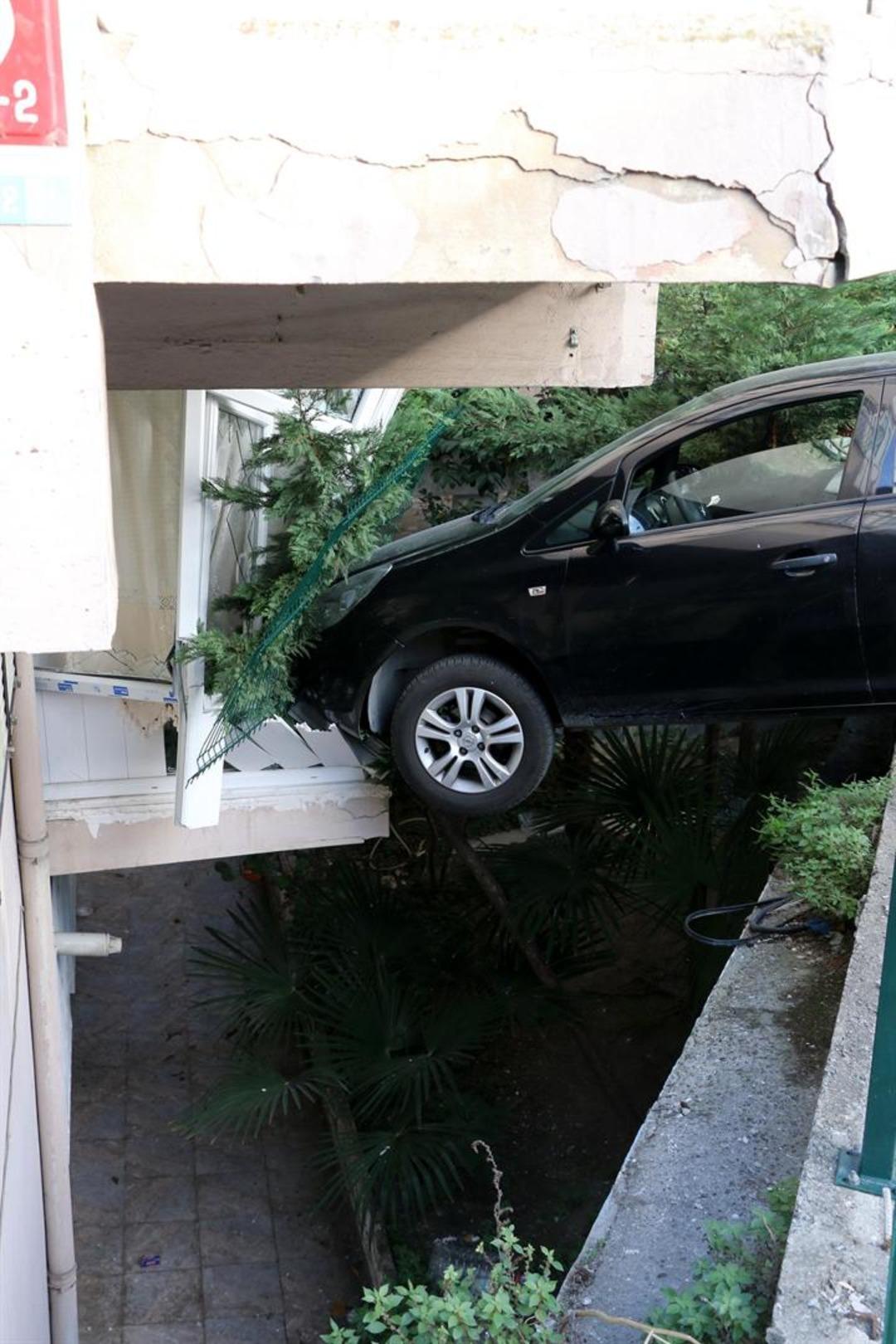 Kaza yapan ara&ccedil; evin balkonunda asılı kaldı