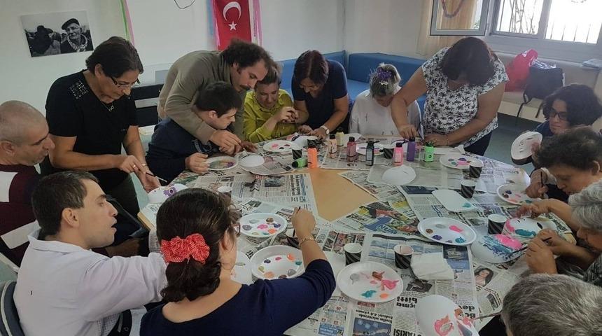 Kuşadası’nda Engelliler Köyü’nde mask boyama atölyesi açıldı