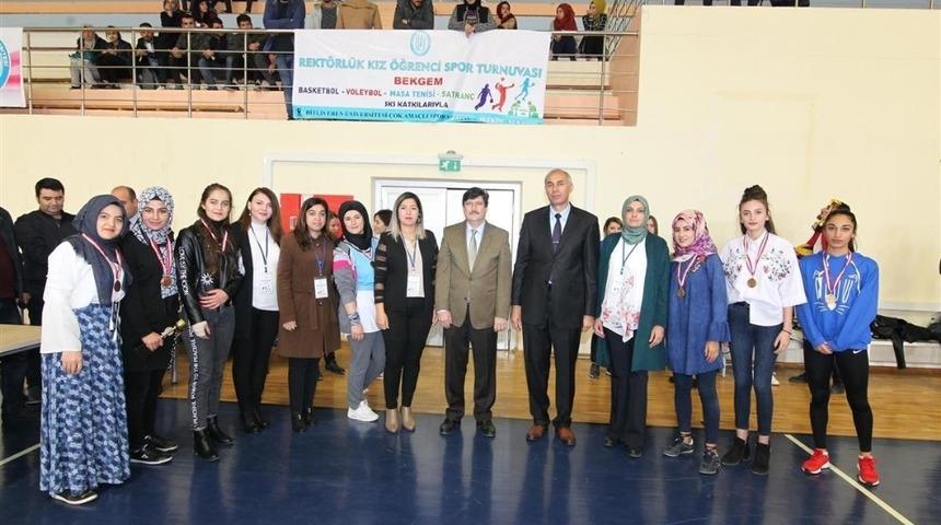 Rekt&ouml;rl&uuml;k kız &ouml;ğrenci spor turnuvası sona erdi