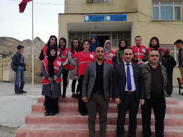 Hakkari Kızılay’ı 400 öğrenciyi sevindirdi