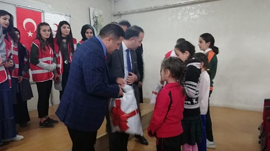 Hakkari Kızılay&rsquo;ı 400 &ouml;ğrenciyi sevindirdi