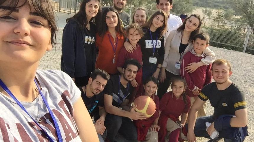 &Uuml;niversiteliler, &ccedil;ocukların y&uuml;z&uuml;n&uuml; g&uuml;ld&uuml;rd&uuml;