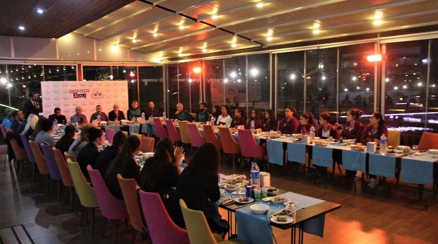 Elazığ ve Mardin&rsquo;in Hentbolcu kızları, bir araya geldi