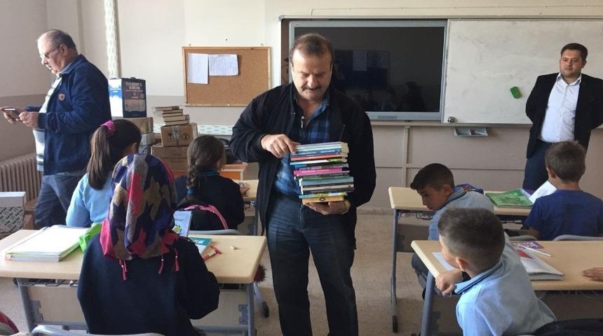 3 Okula kitap bağışı