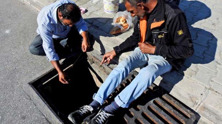 Mazgalın içine ekmek atıp balık avladılar G1