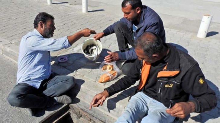 Mazgalın içine ekmek atıp balık avladılar G4