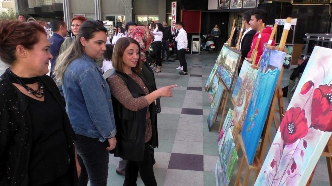 Liselilerin resim sergisi ve m&uuml;zik resitali b&uuml;y&uuml;k ilgi g&ouml;rd&uuml;