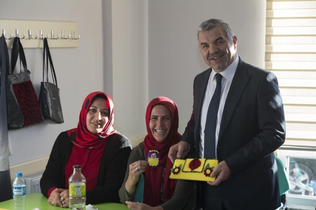 Başkan &Ccedil;elik, Sarız&rsquo;da asfalt &ccedil;alışmalarını inceledi