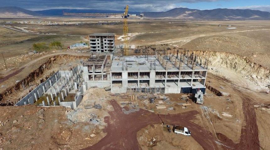 Kaymakam Dundar, yapımı devam eden 75 yataklı hastanede incelemelerde bulundu