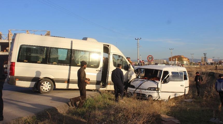 Tavşanlı&rsquo;da trafik kazası: 3 yaralı