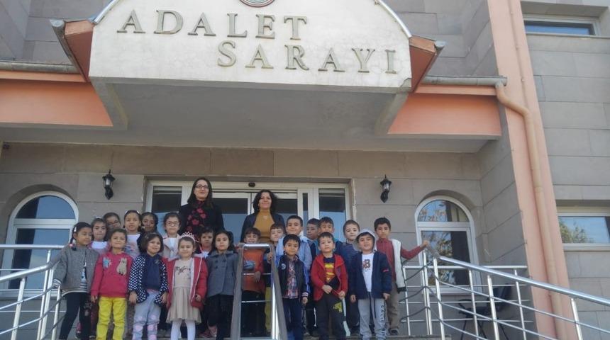 Anaokulu &ouml;ğrencileri adliyeyi gezdi
