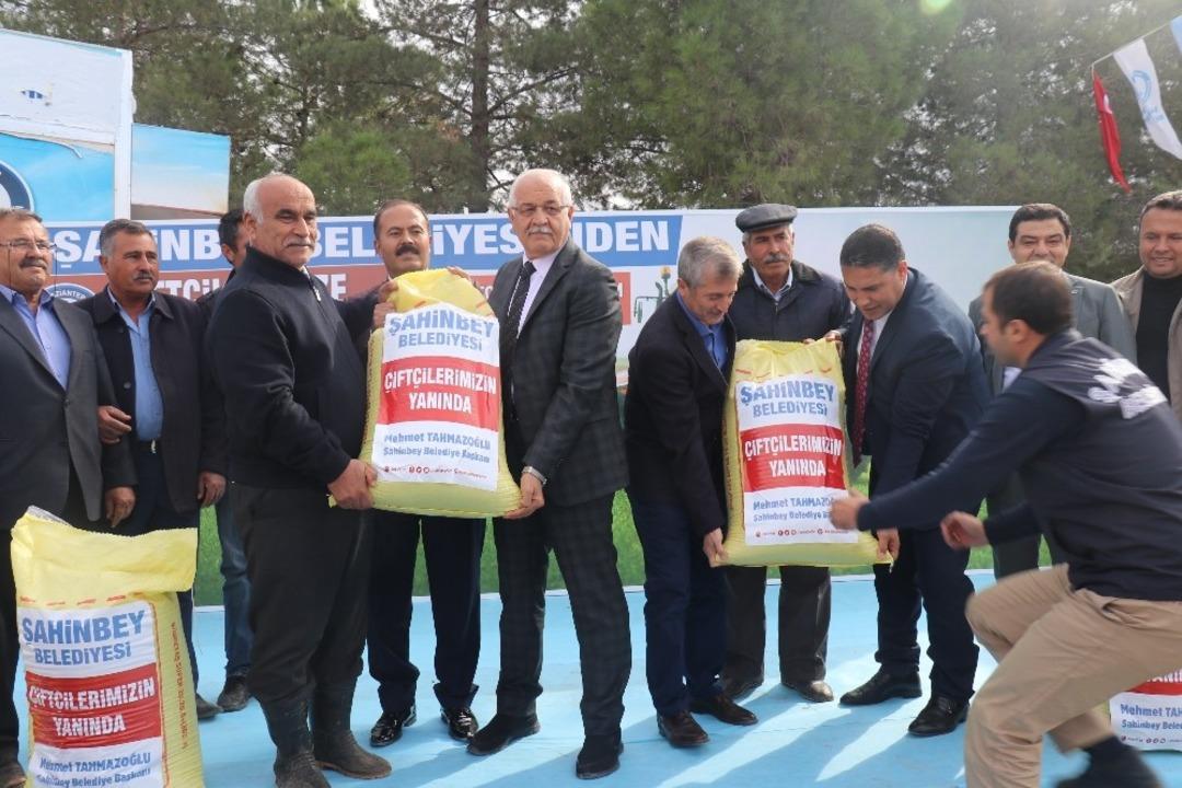 Şahinbey&rsquo;de &ccedil;ift&ccedil;ilere 2 bin ton g&uuml;bre desteği