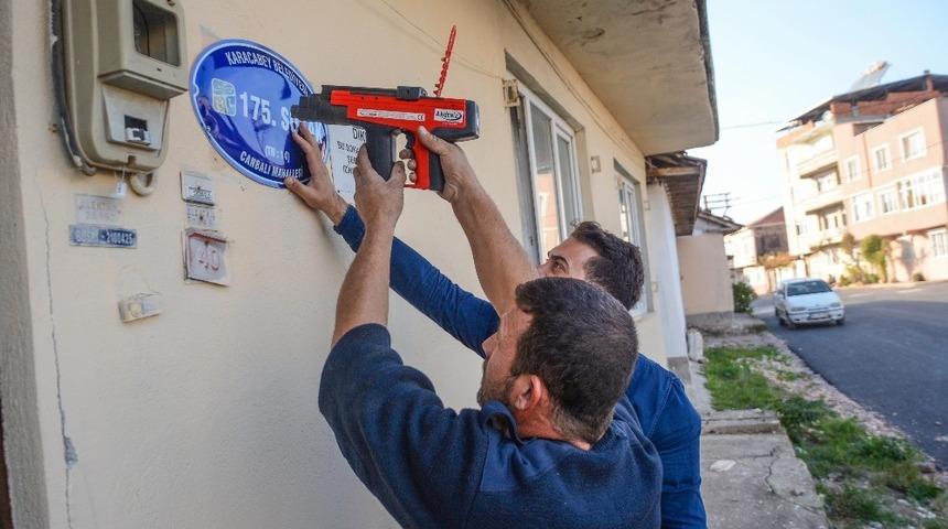 Karacabey&rsquo;de cadde ve sokak levhaları yenileniyor