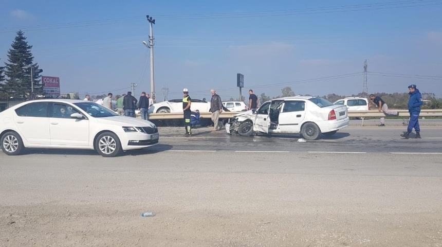 D-100 &uuml;zerinde iki otomobil &ccedil;arpıştı: 2 yaralı