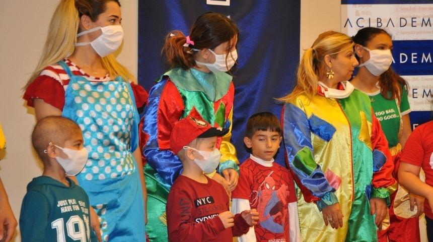 G&ouml;n&uuml;ll&uuml; palya&ccedil;olar l&ouml;semili &ccedil;ocukları g&uuml;ld&uuml;rd&uuml;