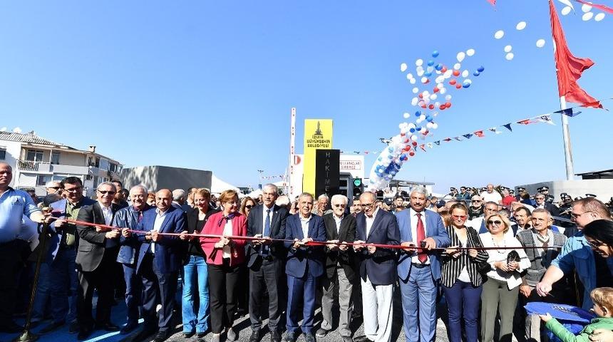 İzmir’in körfez manzaralı otoparkı açıldı