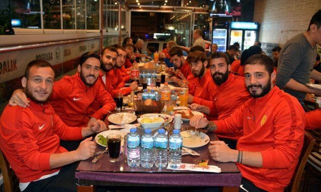 Aliağaspor FK’dan kutlama yemeği