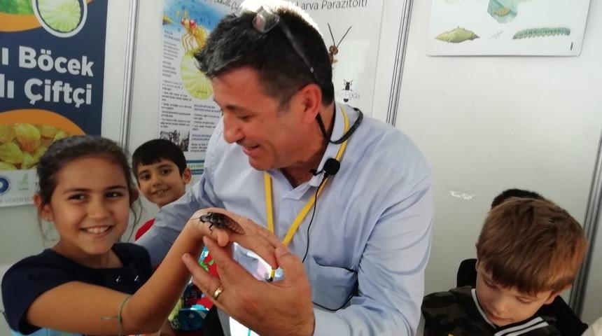 &Ccedil;ocuklar Tarım Fuarında b&ouml;cek fobilerini yendi