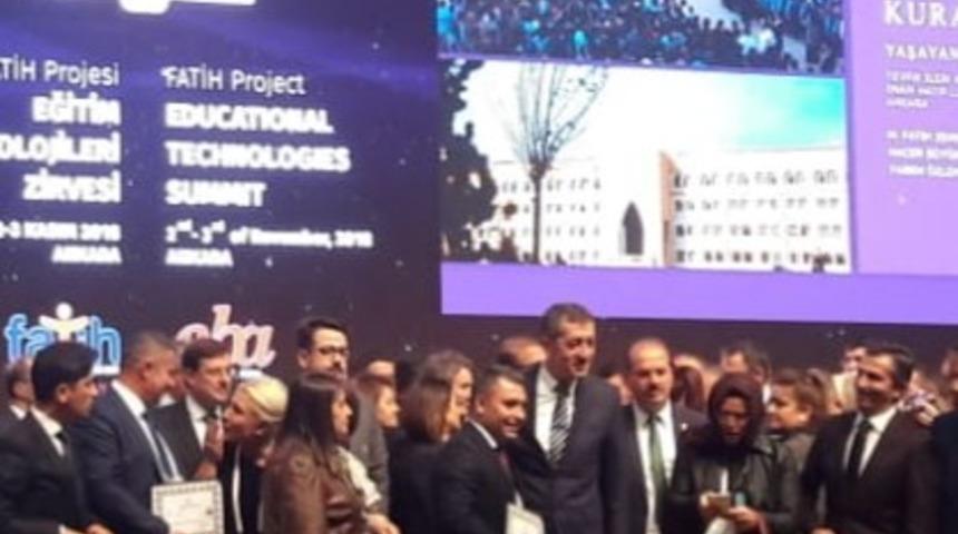 Cumhuriyet Ortaokulu&rsquo;na &rsquo;Eğitimde Yenilik&ccedil;ilik&rsquo; &ouml;d&uuml;l&uuml;