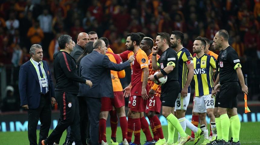 'Fatih Terim, Fırat Aydınus'un y&uuml;z&uuml;ne t&uuml;k&uuml;rd&uuml;' iddiası!