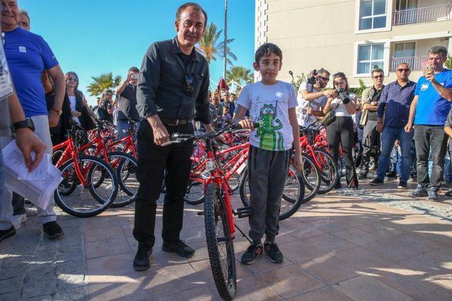 Çeşmeli 140 çocuk bisiklet sevinci yaşadı