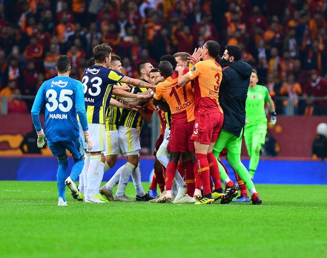 Derbide kavgaya karışan futbolcular yandı! İşte tarihi cezalar