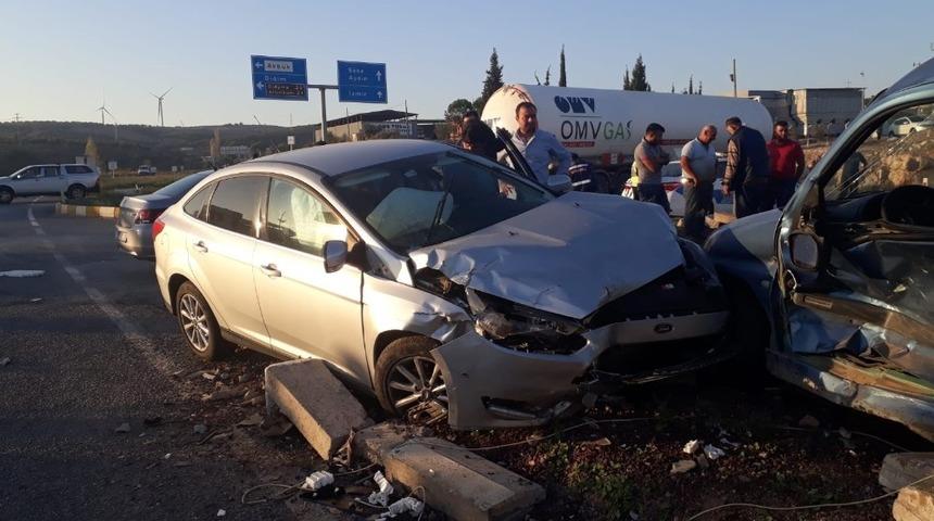 Didim-S&ouml;ke yolunda kaza;5 yaralı