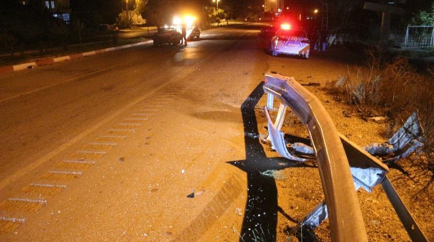 Virajı alamayan otomobil bariyerlere &ccedil;arptı: 3 yaralı