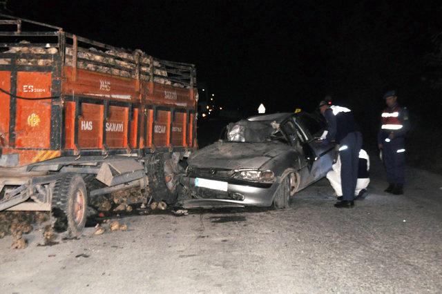 Otomobil römorka çarptı: 2 ölü, 2 yaralı