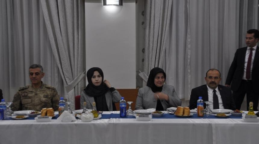 Bitlis Valisi Ustaoğlu&rsquo;na veda yemeği
