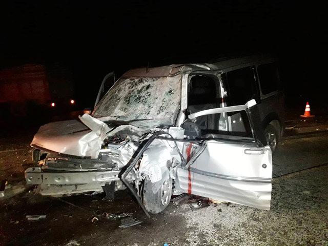 Hafif ticari araç kamyona çarptı: Baba öldü, eşi ve çocukları yaralandı