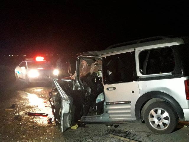 Hafif ticari araç kamyona çarptı: Baba öldü, eşi ve çocukları yaralandı