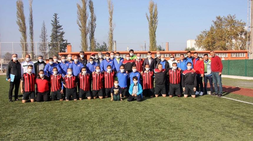 L&ouml;semi&rsquo;ye Dikkat &Ccedil;ekmek İ&ccedil;in Sahaya Maskeyle &Ccedil;ıktılar