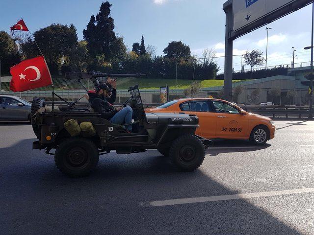 İstanbul trafiğinde uçaksavar taşıyan cipi görenler gözlerine inanamadı