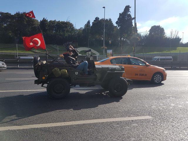 İstanbul trafiğinde uçaksavar taşıyan cipi görenler gözlerine inanamadı