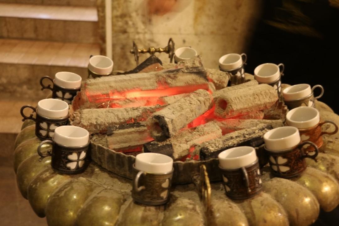 Tarihi mağarada k&ouml;m&uuml;r ateşinde kahve keyfi