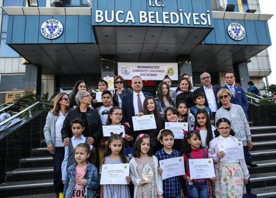 Buca&rsquo;da cumhuriyet coşkusu s&uuml;r&uuml;yor