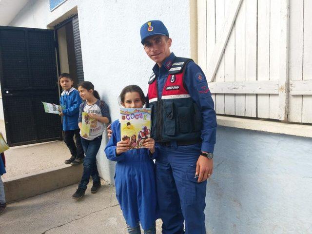 Jandarma çocuklara kitap sevgisi aşılıyor