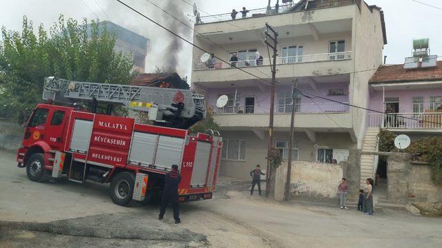 Çatı yangını korkuttu