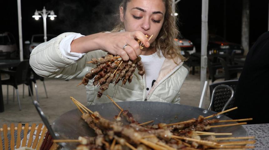 46 dakikada 315 çöp şiş yiyen Ceren, bakın kaç kilo aldı...