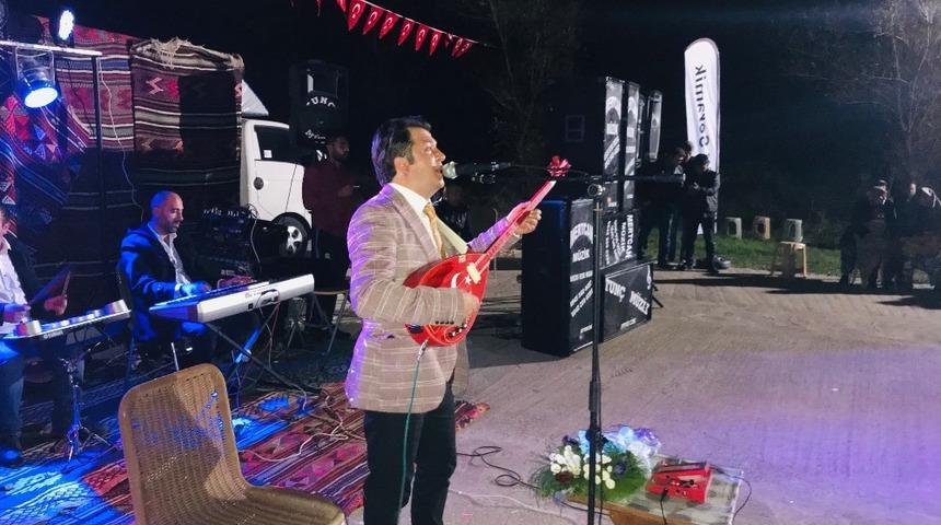 K&ouml;yl&uuml;ler Kadriye ve Ali Saruhan kardeşlerin t&uuml;rk&uuml;leriyle coştu