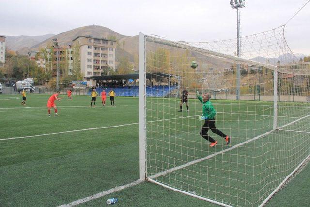 59 yaşındaki kaleci gençlere taş çıkarttı