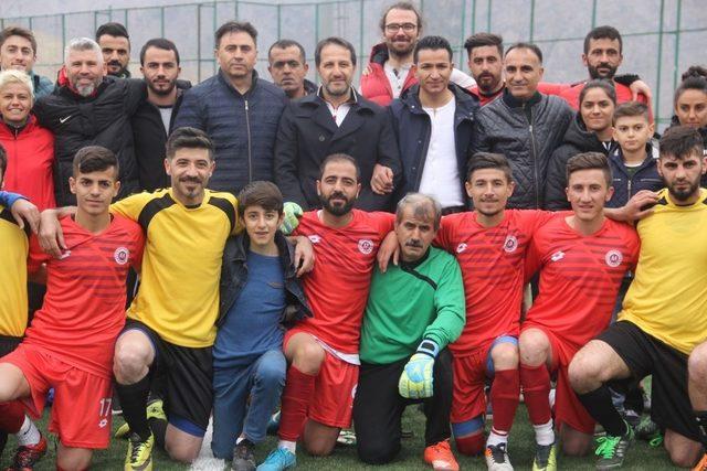 59 yaşındaki kaleci gençlere taş çıkarttı