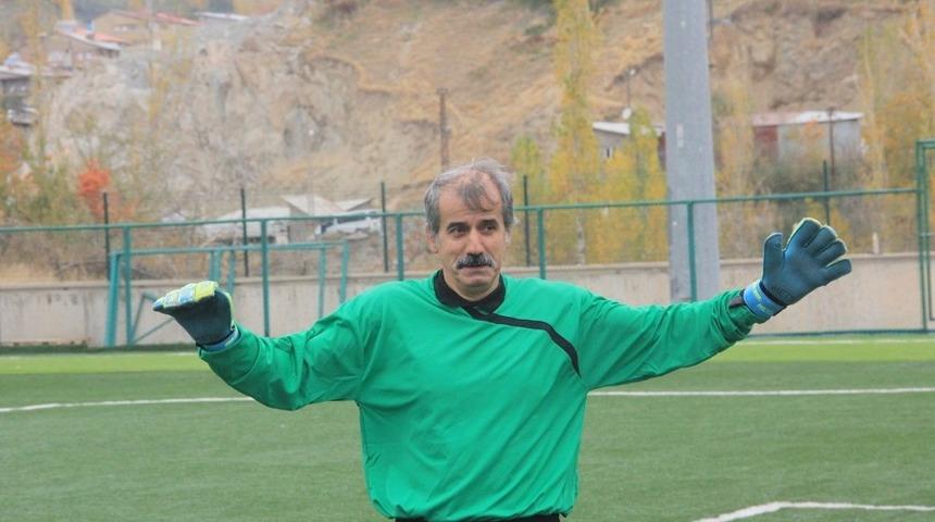 59 yaşındaki kaleci gen&ccedil;lere taş &ccedil;ıkarttı