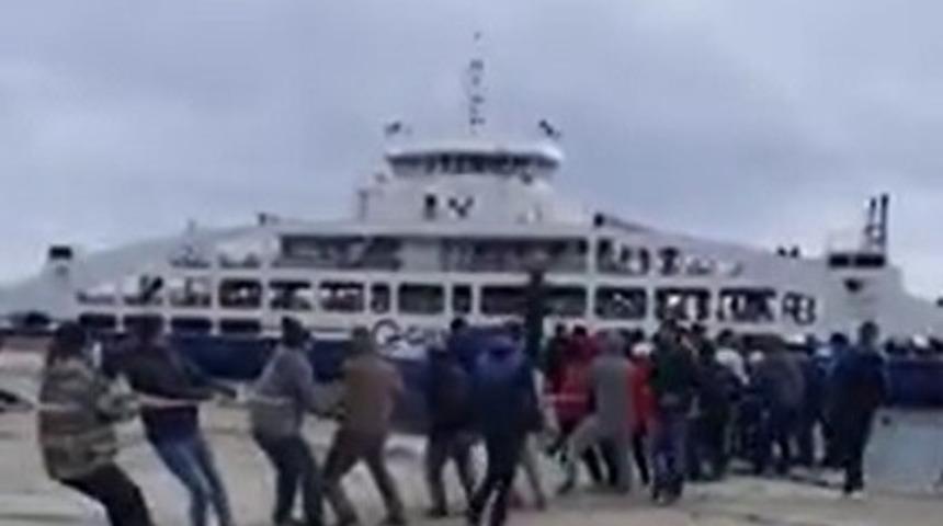 Arızalanan yolcu gemisini vatandaşlar halatla çekti!