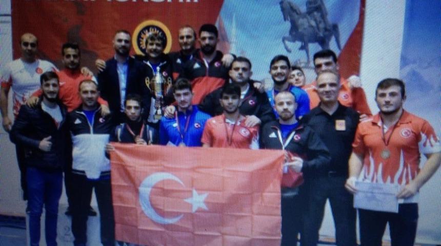 Ali Esoğlu 57 kiloda Balkan Şampiyonu Oldu