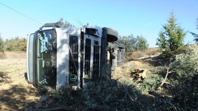 Burhaniye’de tır devrildi