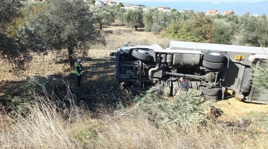 Burhaniye&rsquo;de tır devrildi