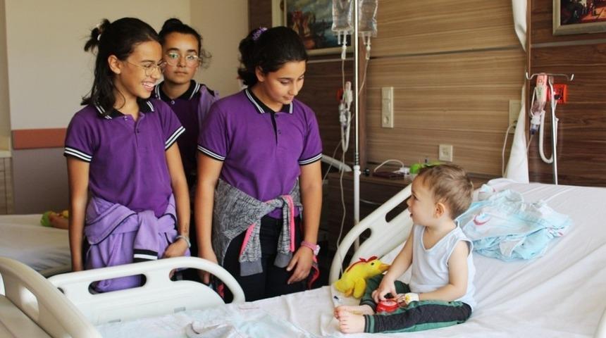 Hastaneye anlamlı ziyaret