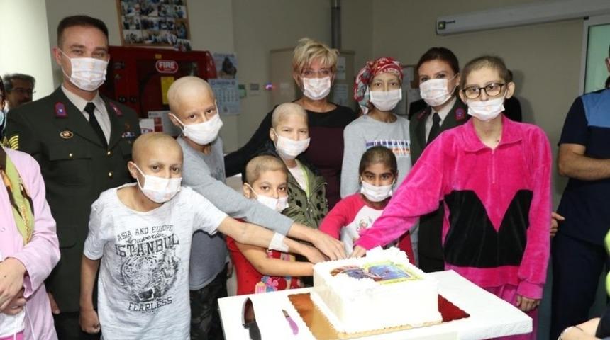 Jandarma Lösemili çocukların yüzünü güldürdü